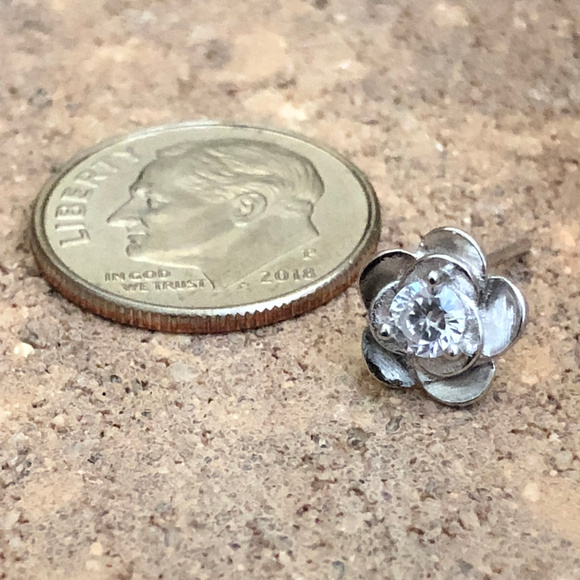 Every woman loves flowers. Delicates Stud Earrings - Picture 5 of 8